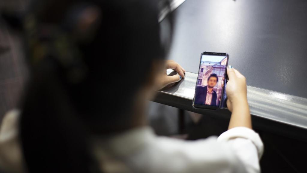 María enseña una foto del presunto violador.