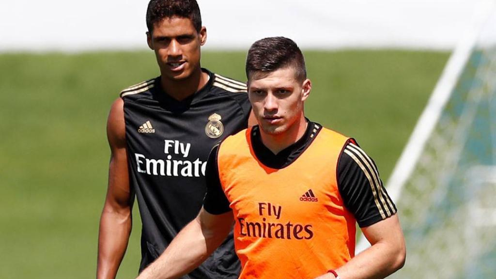 Luka Jovic y Raphaël Varane, en un entrenamiento del Real Madrid