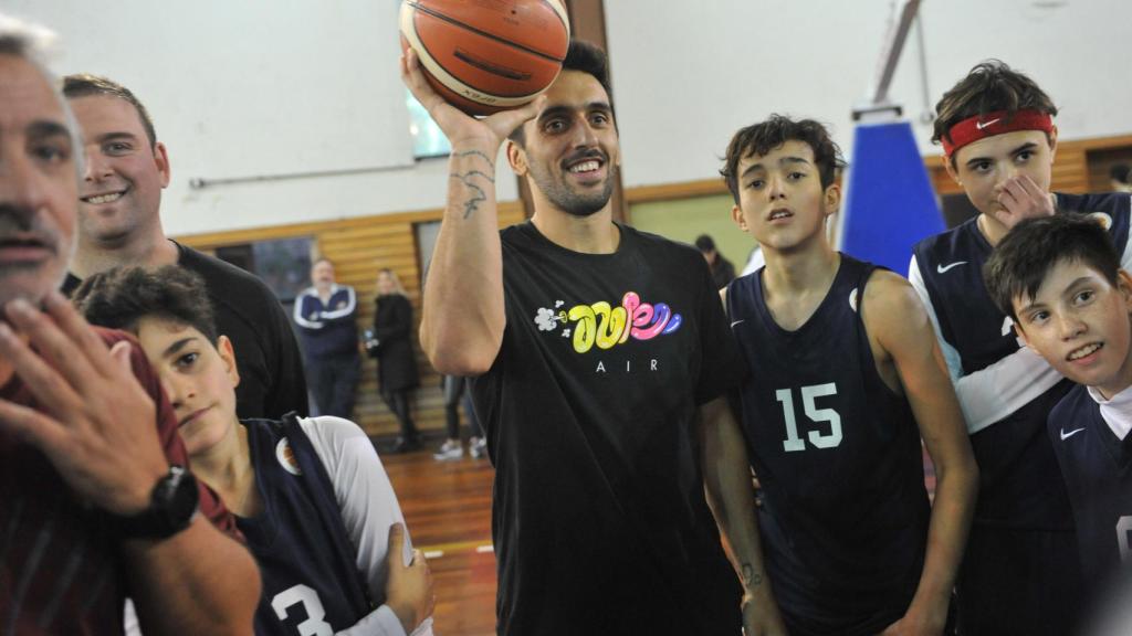 Campazzo durante el evento de enseñanza a jóvenes promesas