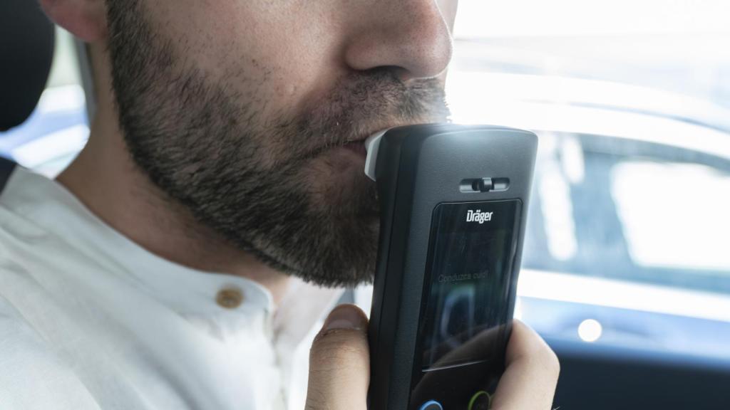 Soplamos en el alcoholímetro y damos positivo.