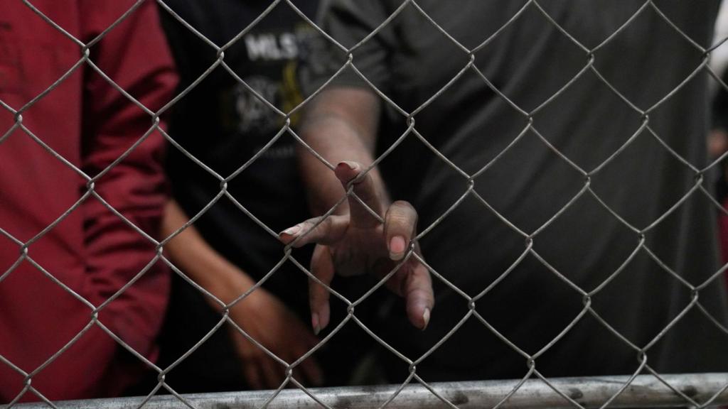 Un hombre retenido en un centro de inmigrantes en McAllen, Texas.