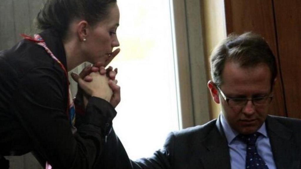 Andrés felipe Arias y su esposa, Catalina Serrano, en una de sus comparecencias judiciales en EEUU.