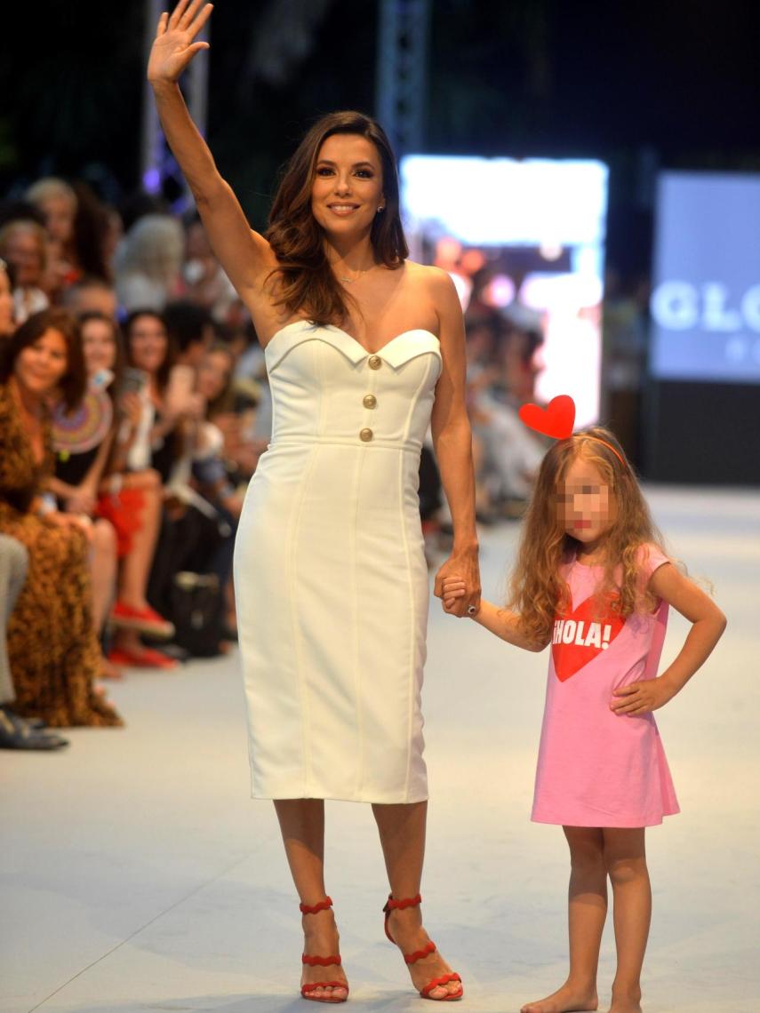 Eva Longoria subió a la pasarela con una de las pequeñas modelos del desfile.