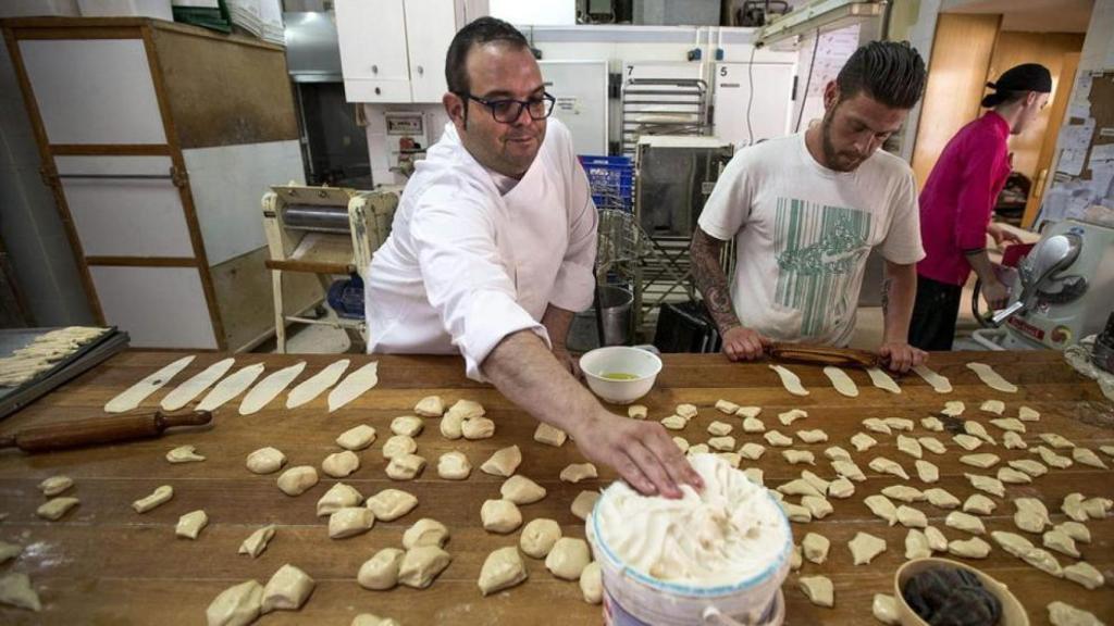 El pastelero, en una de las entrevistas para EFE.