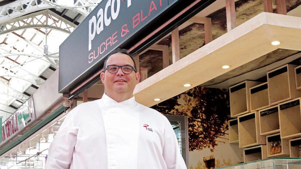 Roig, frente a su puesto en el Mercado Central de Valencia.