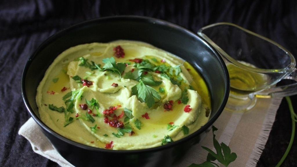 Un hummus de aguacate casero.