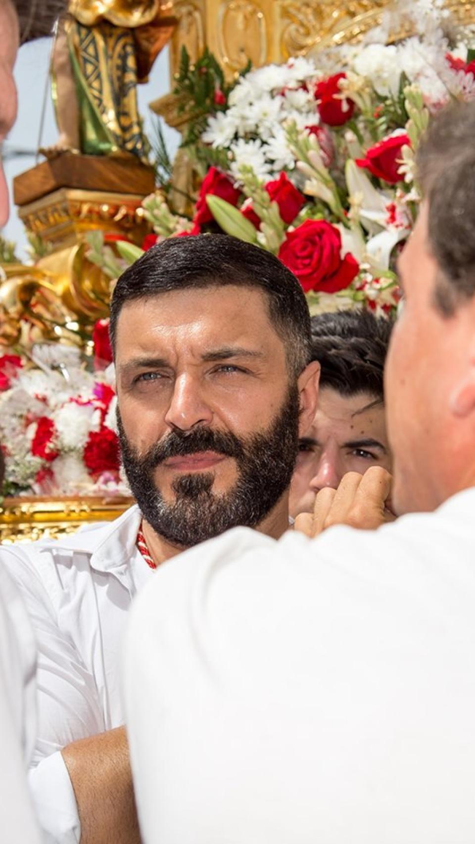 El artista Frank Romero el día de la festividad de San Juan Bautista en Alosno (Huelva).
