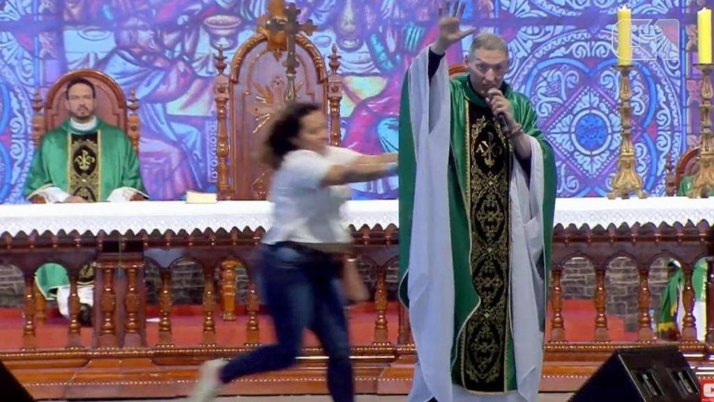 El momento en el que la mujer empujó al sacerdote en plena misa