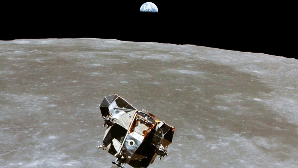 El módulo Eagle ascendiendo de vuelta al Columbia para emprender el regreso a la Tierra.