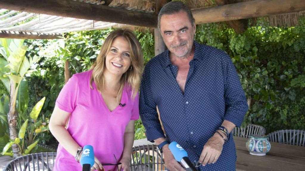 Pilar García Muñiz y Carlos Herrera posan en una fotografía.