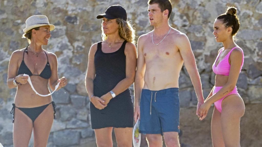 La pareja junto a dos amigas en la playa.