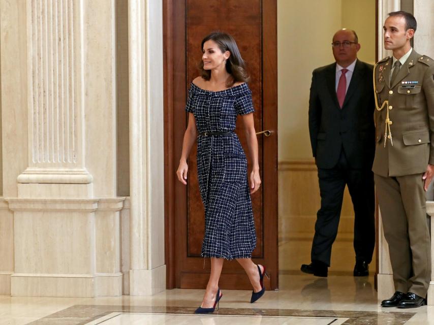 Letizia entrando para presidir el congreso con un vestido de Zara rebajado.