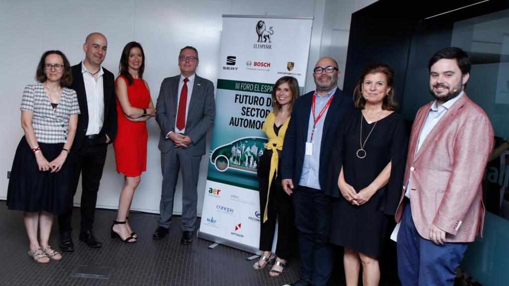 Foto de familia momentos antes de dar comienzo el III FORO EL ESPAÑOL: Futuro del Sector Automoción. De izquierda a derecha:  Nuria Álvarez, directora de Relaciones Institucionales y Comunicación de la Federación Española de Empresarios Profesionales de Automoción (CONEPA); Javier Romo García, responsable de Proyectos de Movilidad de CIDAUT; Esther Morales, socia de PiperLab; Ricardo Olalla, Vice President Ventas Mobility Solutions Bosch para España y Portugal; Cecilia Medina Marín, responsable de I+D+I de SERNAUTO y coordinadora de la Plataforma Tecnológica Española de Automoción y Movilidad Move to Future; Iván Burgos Murillo, Connected Car Manager en Porsche Ibérica; Marta Blázquez, vicepresidenta ejecutiva de Faconauto y Arturo Criado, Redactor Jefe de Empresas y Medios de EL ESPAÑOL.