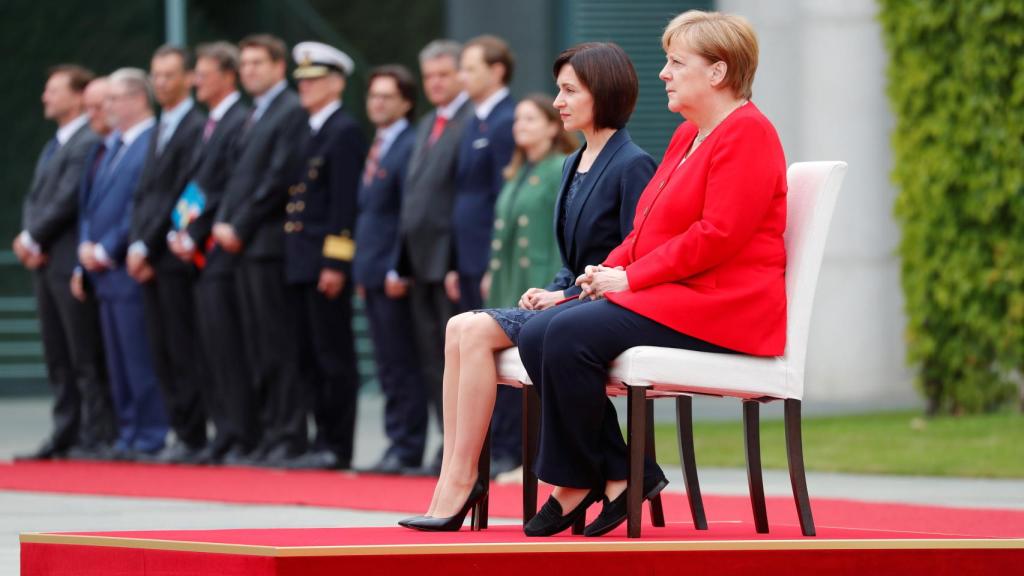 Angela Merkel y la primera ministra de Moldavia durante una ceremonia este martes
