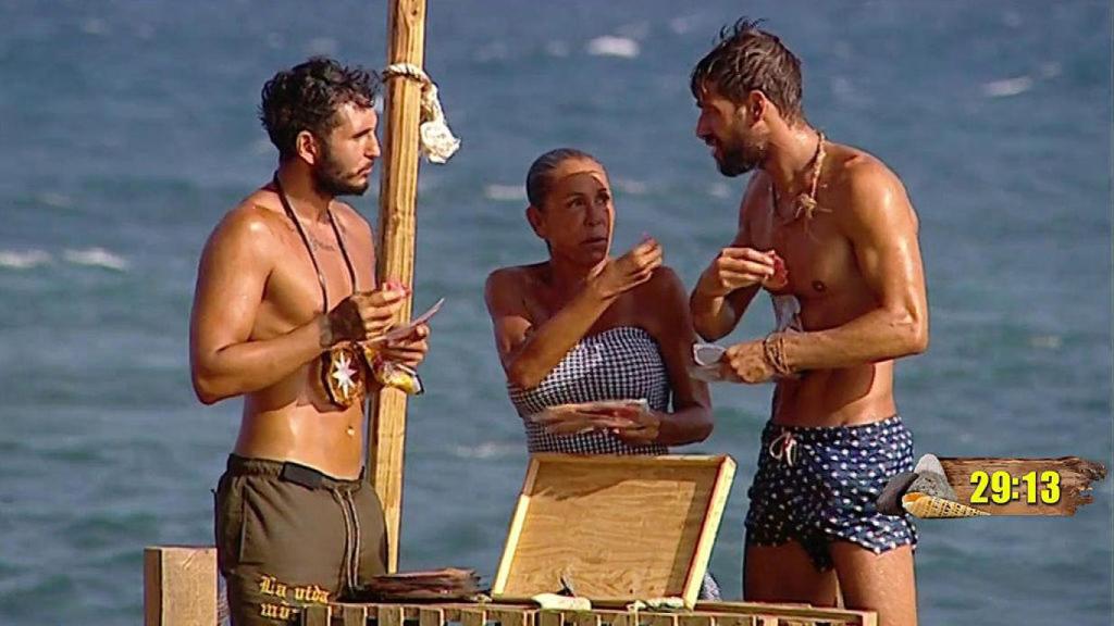 El cantante comparte su recompensa con Isabel y Albert.