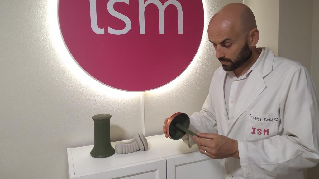 Jesús Rodríguez, director del Instituto Sexológico Murciano, posando junto al dispositivo estimulador para combatir la eyaculación precoz.