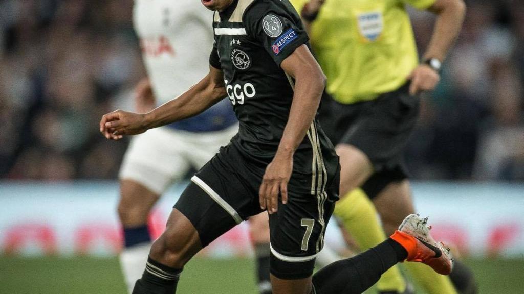 David Neres controla el balón. Foto: Instagram (@davidneres)