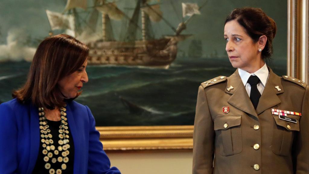 Margarita Robles y la primera general de las Fuerzas Armadas, Patricia Ortega.