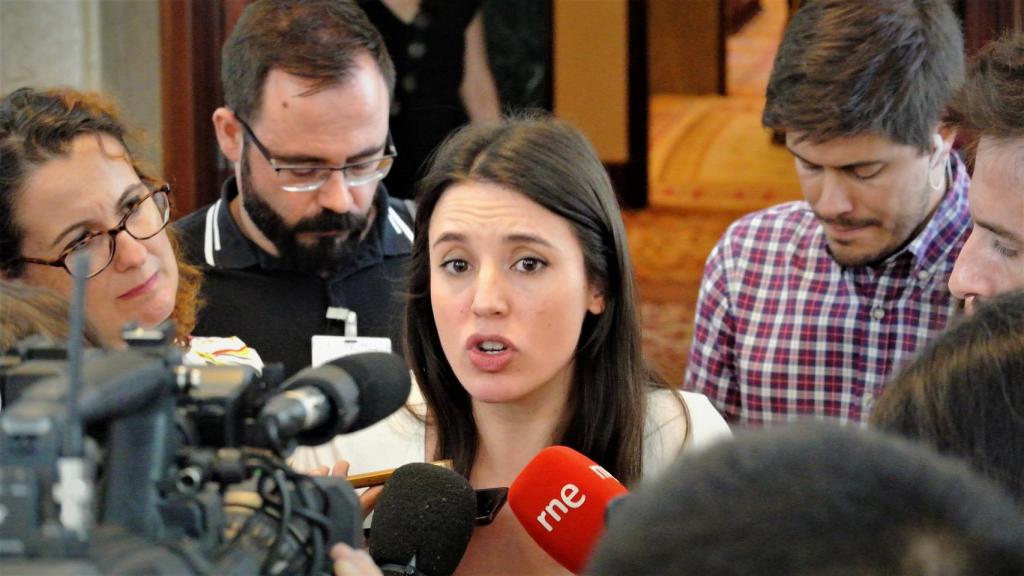 Irene Montero atiende a la prensa en el pasillo del Congreso de los Diputados.
