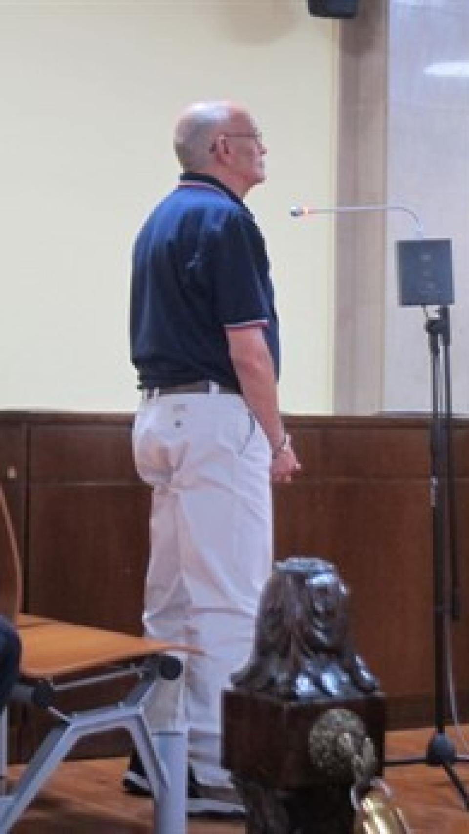 Juan Antonio compareciendo ante el tribunal.