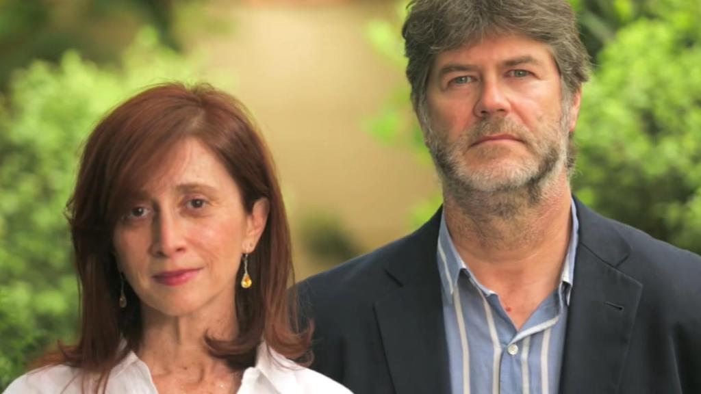 Vinka Jackson y James Hamilton en su vídeo pidiendo la imprescriptibilidad de los delitos de abusos sexuales a menores.