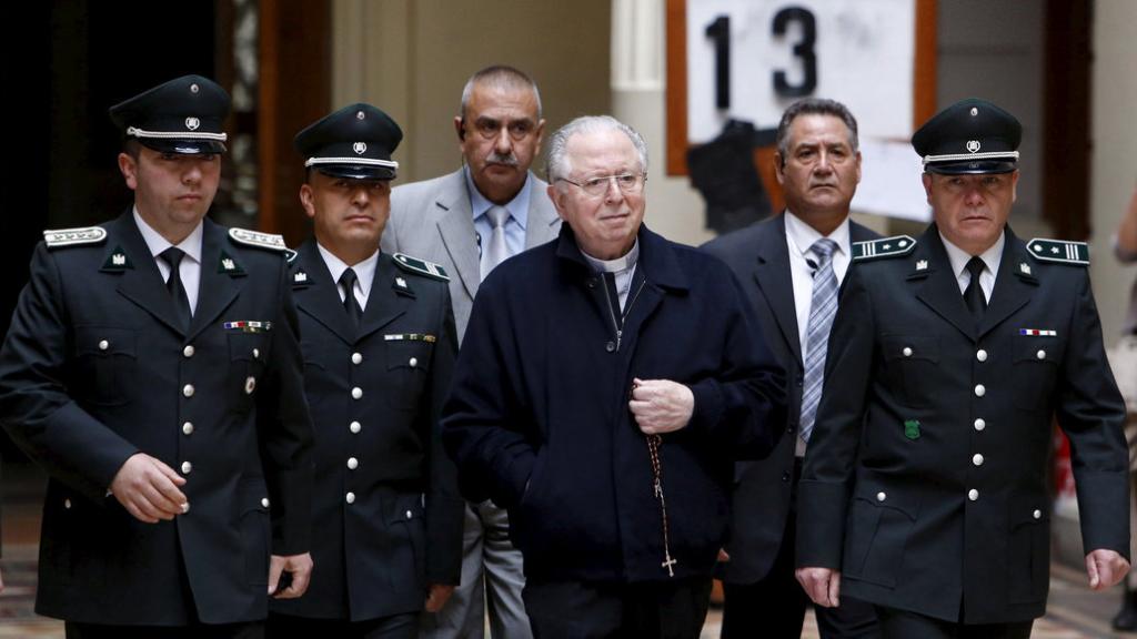Imagen del exsacerdote, Fernando Karadima, saliendo escoltado por la policía de la Corte Suprema chilena en 2015.