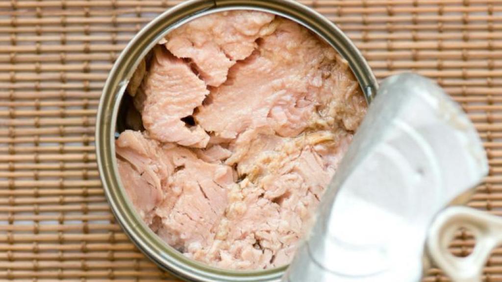 Una lata de atún a medio abrir.