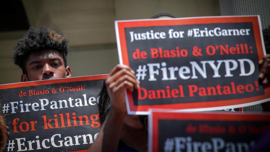 Carteles de protesta por la decisión de liberar de cargos al agente que mató a Garner