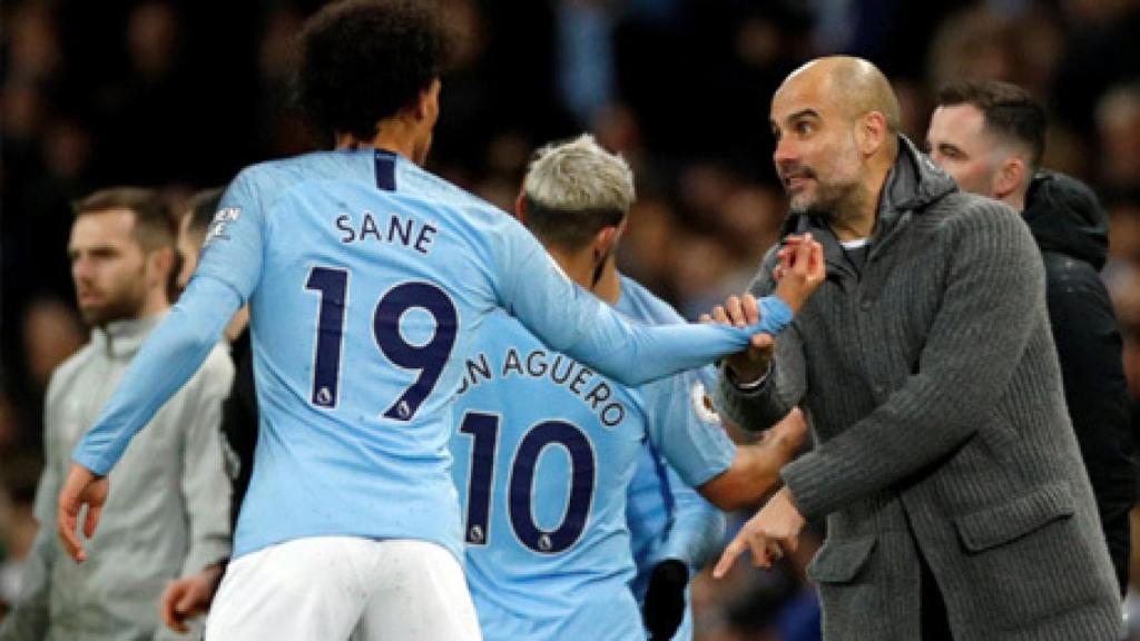 Leroy Sané y Pep Guardiola durante un partido con el Manchester City.