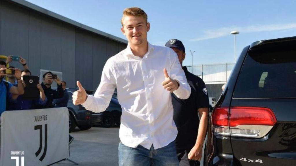 De Ligt tras pasar el reconocimiento médico y llegar a Turín.