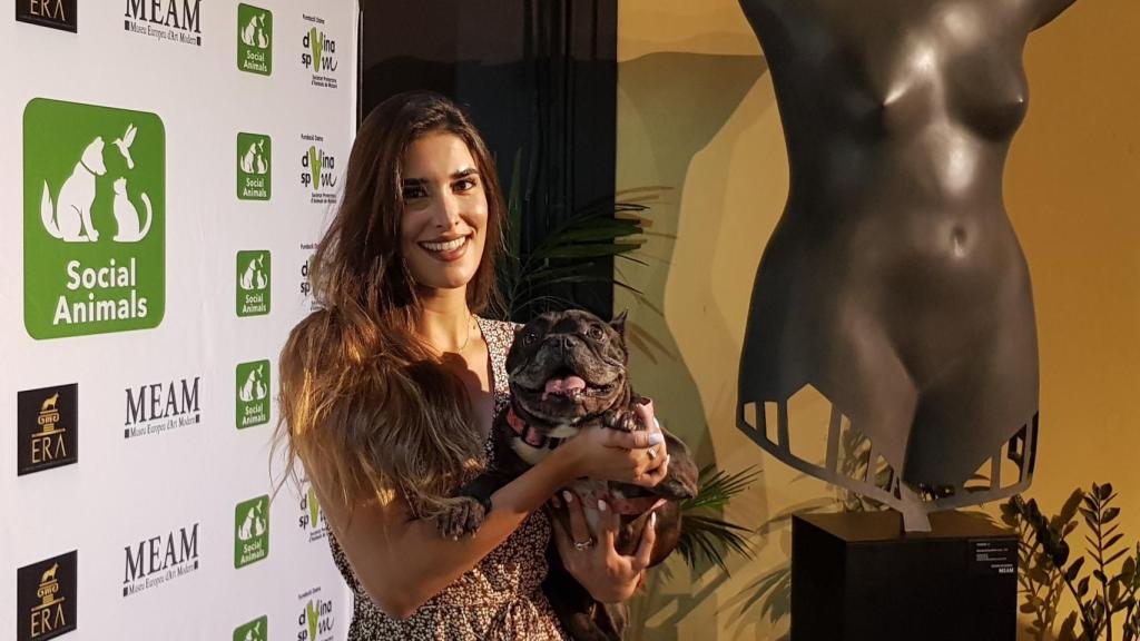 Lidia Torrent con su mascota Nina.