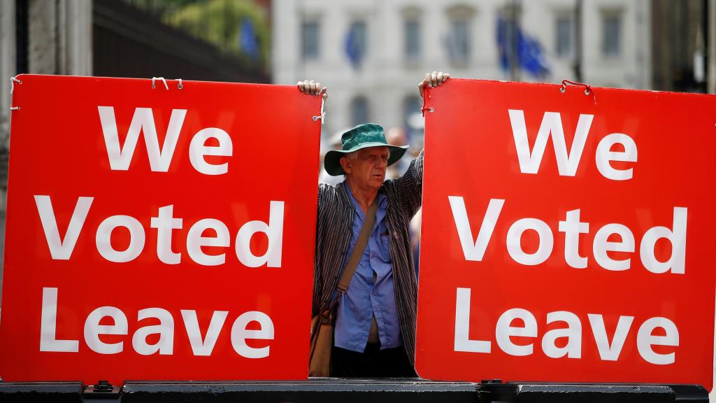 Un partidario del 'brexit' se manifiesta ante el Parlamento este miércoles