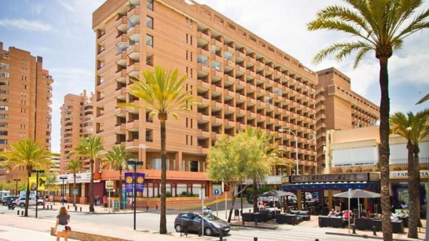 El hotel Las Palmeras, donde trabaja la víctima del robo. A la derecha, acera en la que se encuentra la discoteca en la que trabajaba Borja W. V.