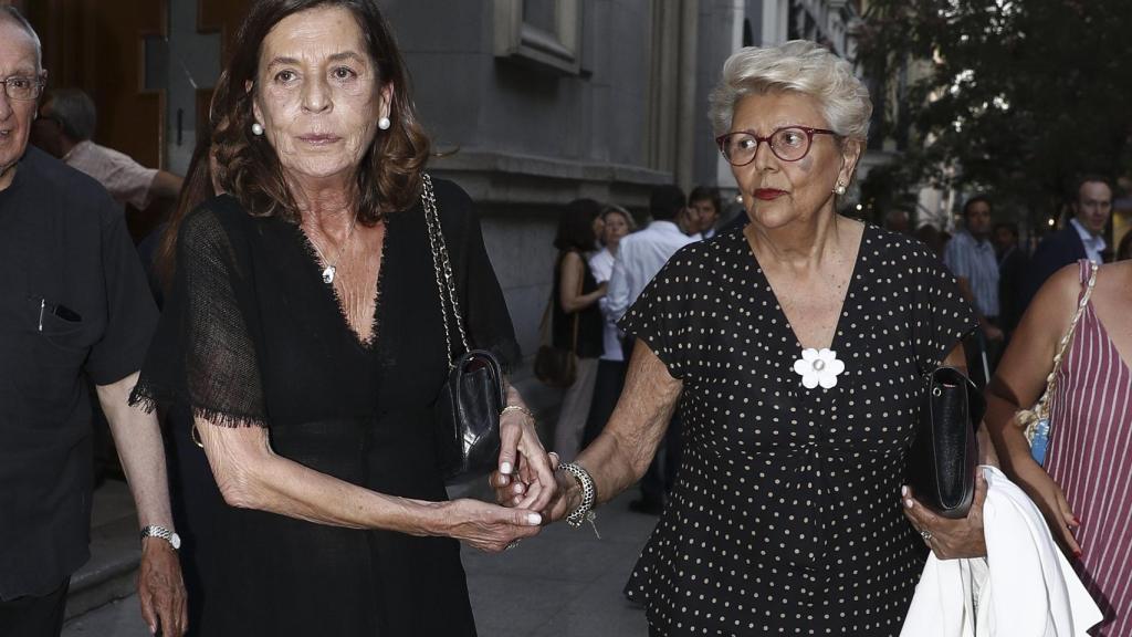 Carmen Quesada e Isabel Sensat entrando a la misa en memoria de Arturo Fernández.