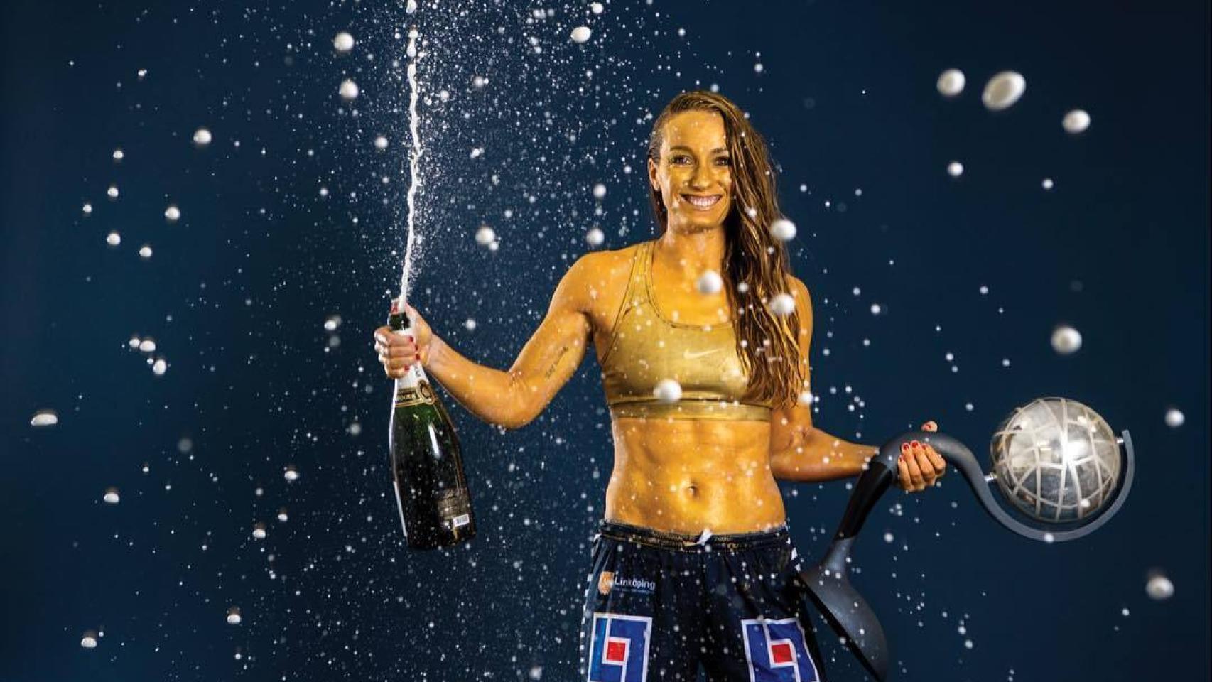 Kosovare Asllani celebrando un título con el Linköpings FC