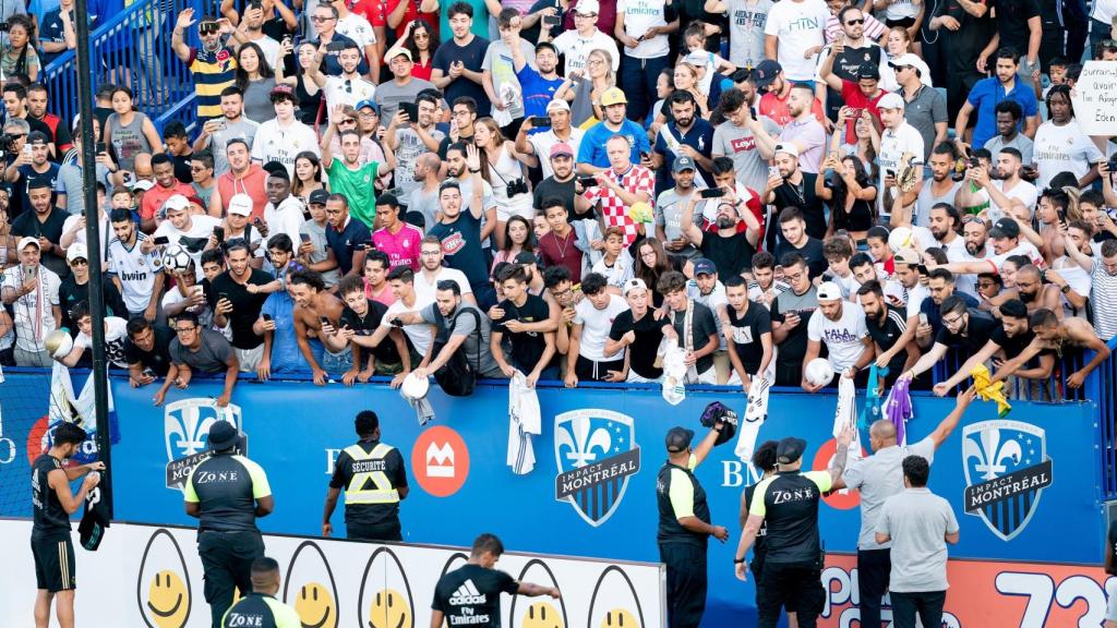 Afición en el entrenamiento del Real Madrid en el estadio del Montreal Impact.
