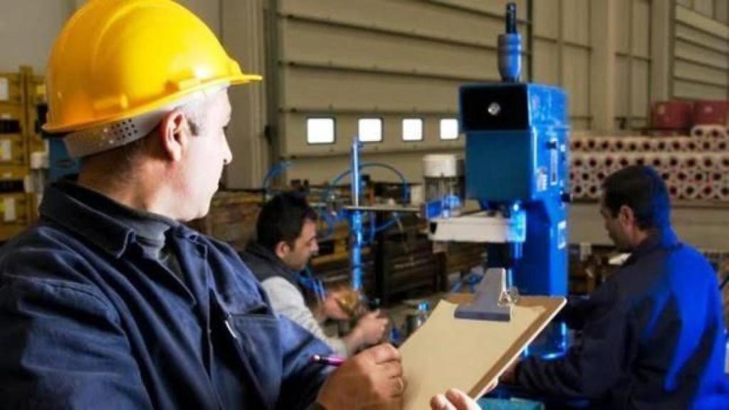 Un obrero en una fábrica en una imagen de archivo.