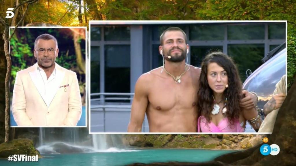 Jorge Javier antes de comunicarles la resolución del televoto a Albert y Mahi.