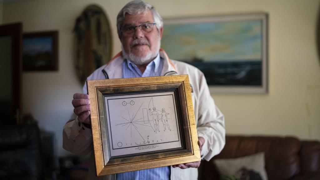 Grandela posa con la reproducción del mensaje de la sonda Pioneer para los alienígenas.