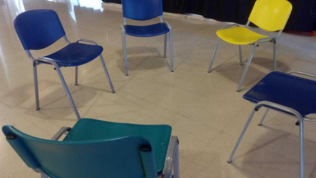 Asientos del grupo de apoyo de mujeres que han pasado por una interrupción legal del aborto.