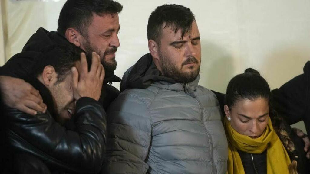David Serrano (segundo por la izquierda), junto a los padres de Julen horas antes de la aparición del cadáver del niño.