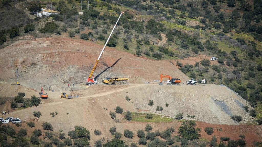 Operativo de rescate del niño al que cayó a un pozo en una finca de Totalán (Málaga).