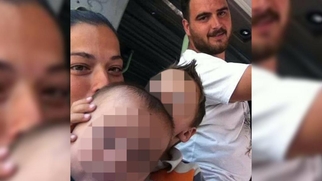 José y Victoria junto a sus dos hijos.