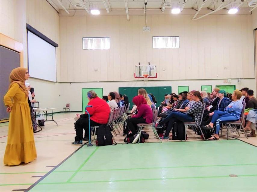 Taller sobre inclusión con jóvenes sobre fe islámica e islamofobia.