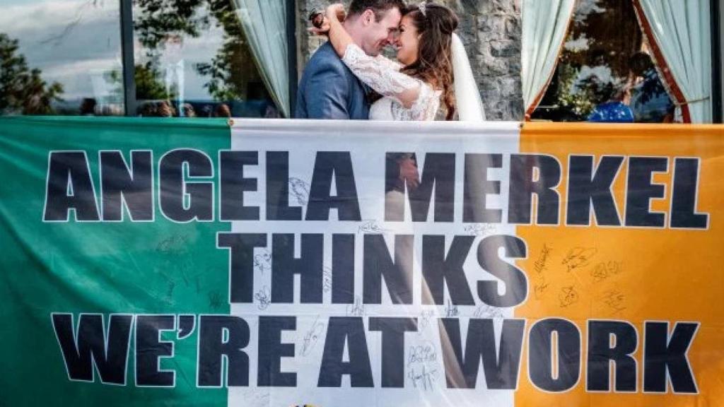 Los novios con la bandera que se hizo viral en la Eurocopa 2012