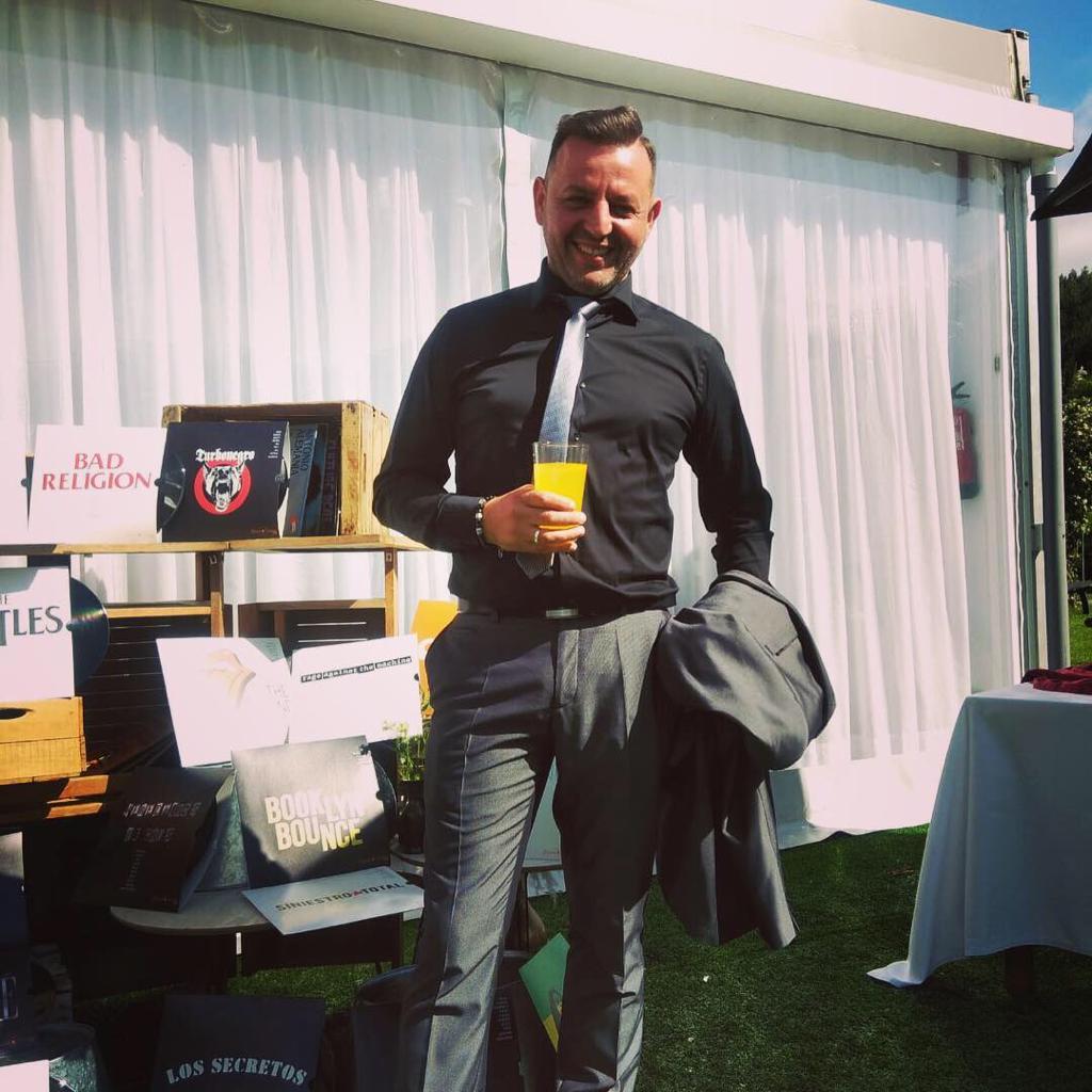 Marcos Fernández, uno de los socios tomándose su combinado favorito