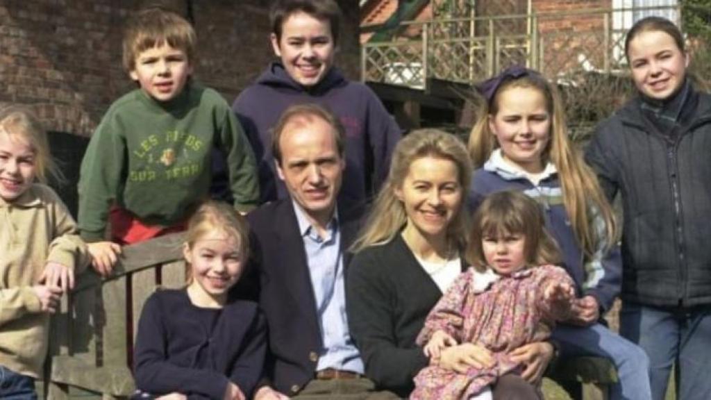 Ursula von der Leyen y su marido Heiko, junto a sus siete hijos.