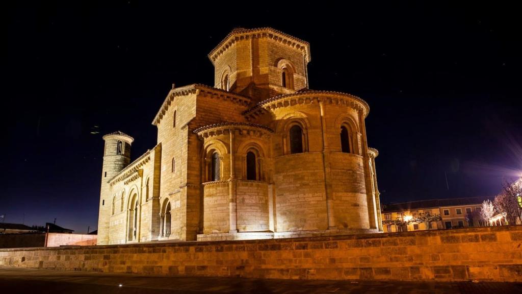 Iglesia de San Martín de noche.