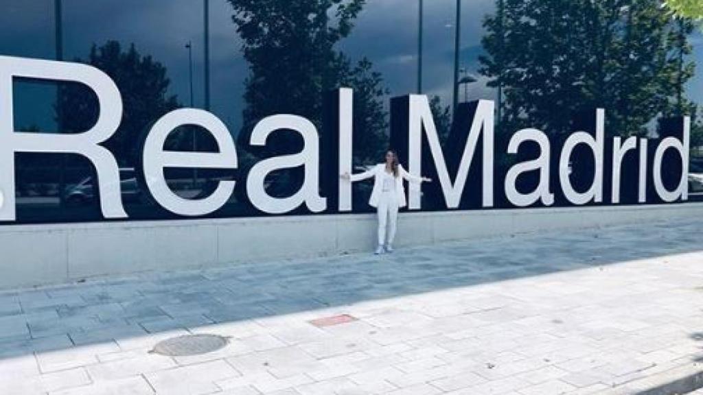 Asllani posa en la Ciudad Deportiva del Real Madrid. Foto: Instagram (@asllani9)