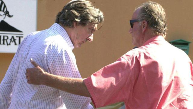 El príncipe Zourad Tchokotoua, de espaldas, junto al Rey Juan Carlos I.